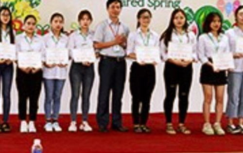 Đại học Đông Á: Trao hàng trăm vé xe Tết cho sinh viên khó khăn